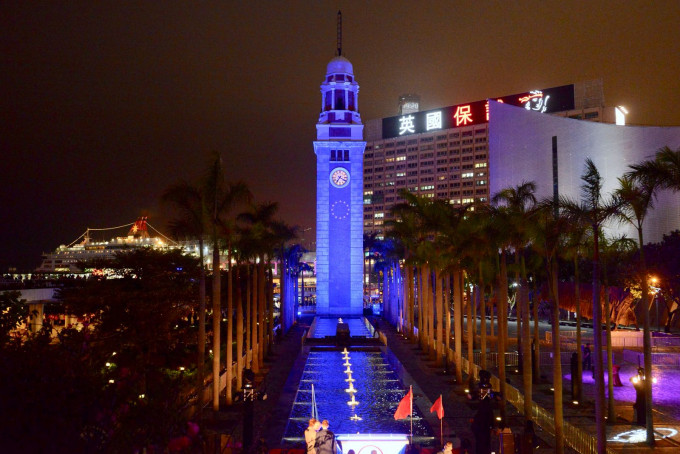 尖沙嘴钟楼亮起蓝色灯光庆祝「欧洲日」