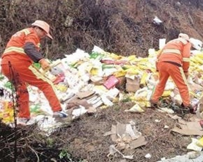 武汉惊现4吨多重、10多米长的「包子阵」，工人正忙于清理。网图