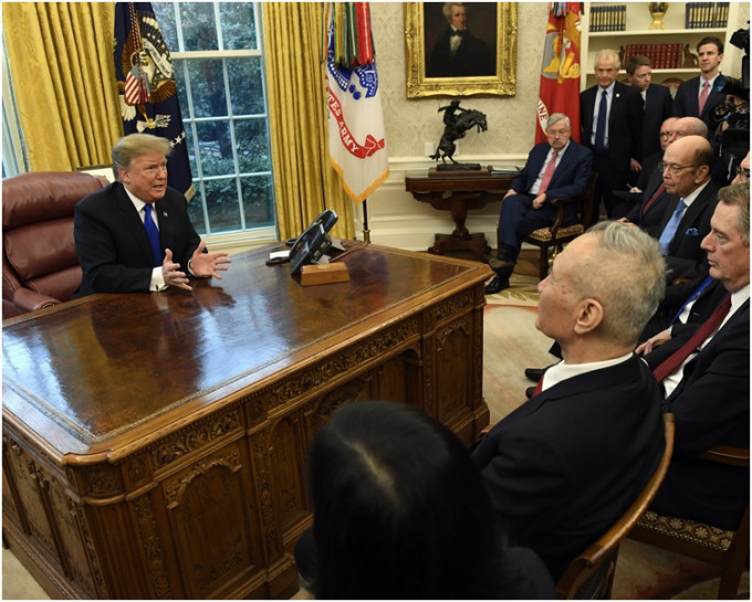 特朗普在白宫椭圆形办公室会见刘鹤。AP