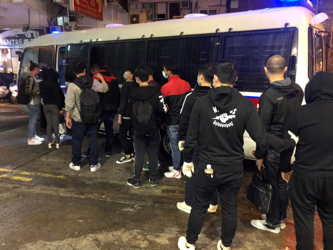吴松街非法赌档内多人被捕。警方图片