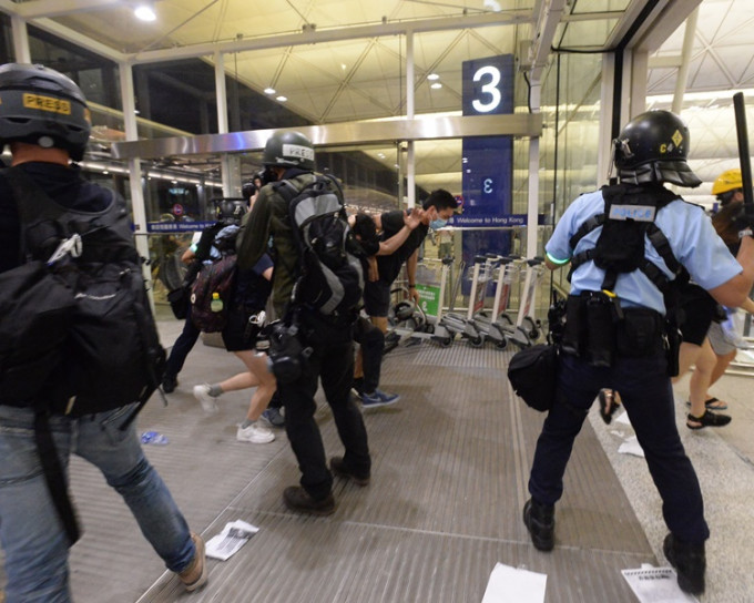 防暴警当晚在机场驱散人群。资料图片