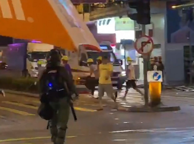 荃灣昨晚有一批人手持武器及國旗聚集。網上影片截圖