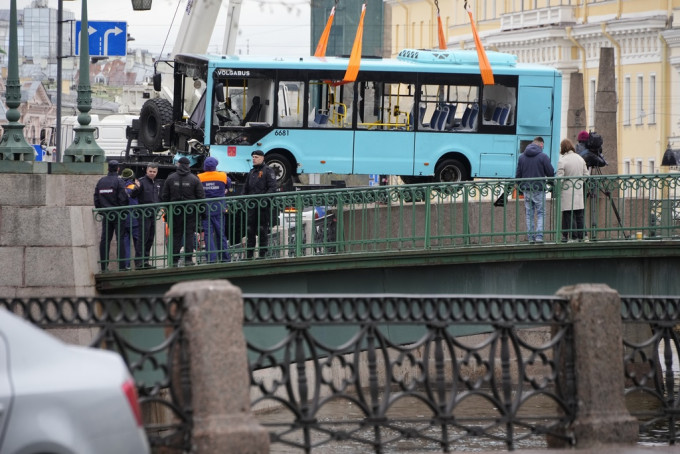 聖彼得堡有巴士衝入河中，7人死亡。美聯社