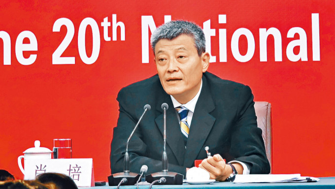 中纪委副书记肖培介绍反腐成绩。