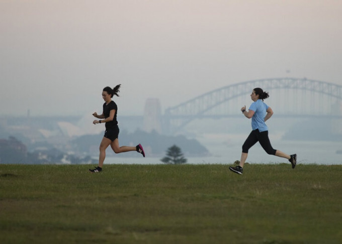 澳洲雪梨被山火笼烟浓罩。AP资料图片