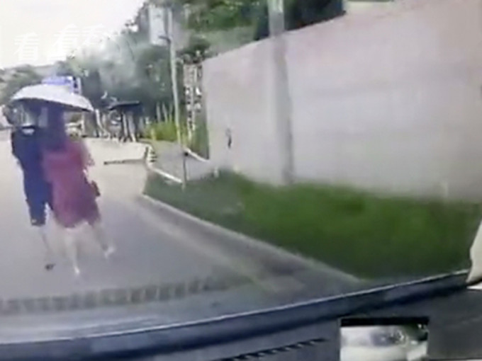 深圳一名司機開車時看手機，導致一對新婚夫婦被撞飛。（網圖）