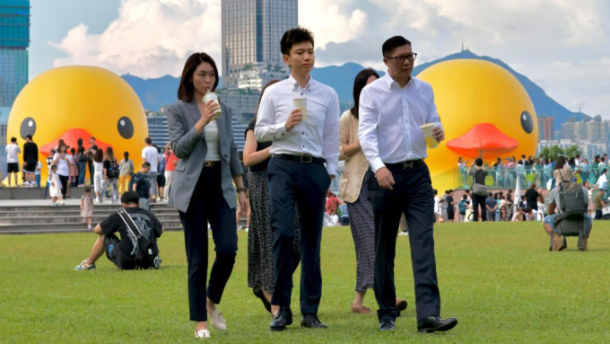 鄧炳強偕創作團隊添馬公園散步，感受市民打卡黃鴨熱情與歡顏。鄧炳強fb