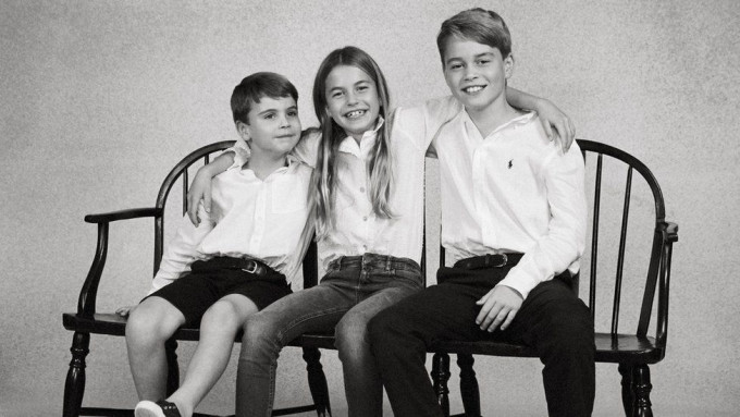 威廉凯特发放3名子女黑白照贺圣诞。网上图片