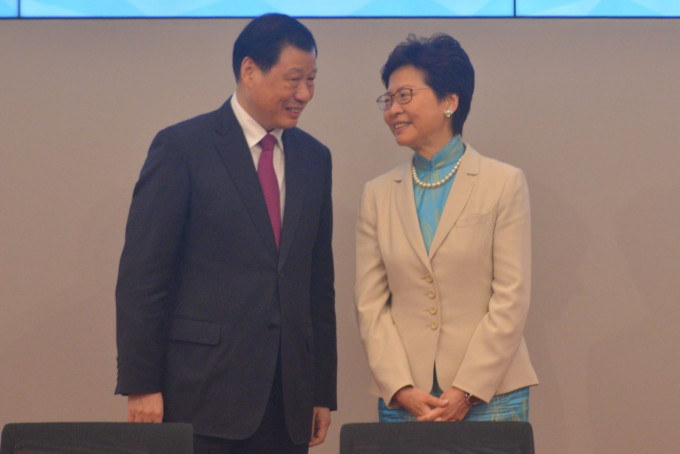 上海市长应勇(左)；林郑月娥(右)。