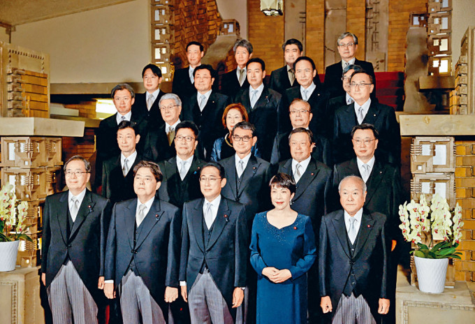 岸田文雄（前排中）新內閣周三在首相官邸拍大合照，前排右二為經濟安保大臣高市早苗。