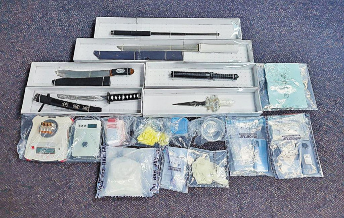 警方在毒窟檢獲一批毒品及大批武器。