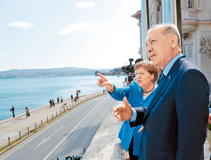 ■土耳其总统埃尔多安月中与到访的德国总理默克尔，在伊斯坦布尔会面。