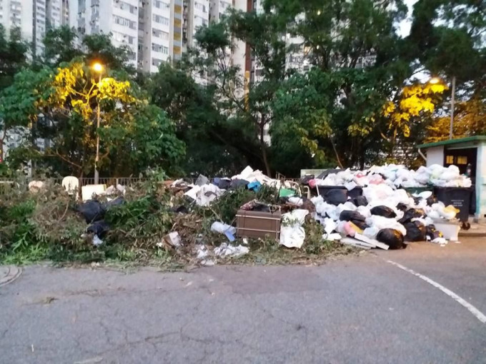沙田圍新村垃圾站堆滿垃圾。