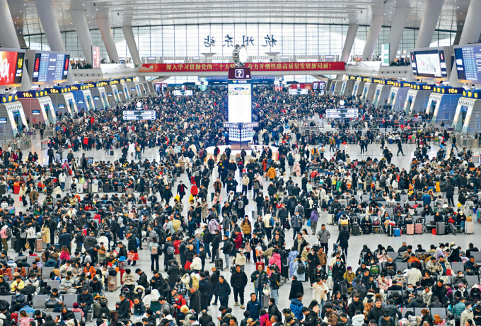 浙江杭州东站候车厅昨日挤满旅客。
