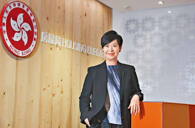 房屋局局長何永賢形容訂下目標是「畀壓力自己」，希望最終落成量能超出目標少許。