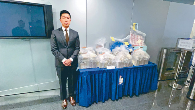警方毒品調查科行動組高級督察李俊岷講述案情及展示證物。