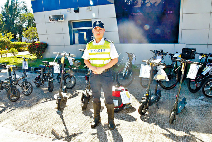 郭俊樂高級督察展示警方扣查的19輛電動可移動工具。