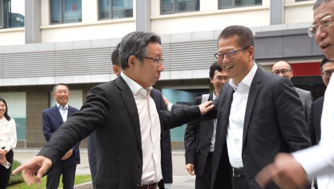 陳茂波(右)到訪上海汽車集團，了解新能源汽車和電動智慧網聯技術。短片截圖