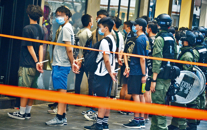 警方重兵屯驻铜锣湾遏止「十一」非法聚集，其中在百德新街拘捕多名青年。
