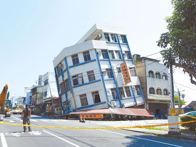 地震发生时，位于花莲的一间一栋大楼瞬间塌下。