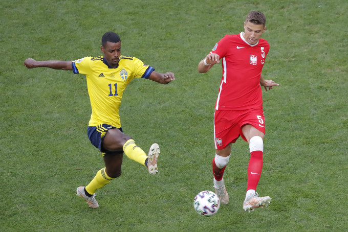 阿歷山大伊沙克(左)矢言要像伊巴謙莫域般在歐洲國家盃上位。AP