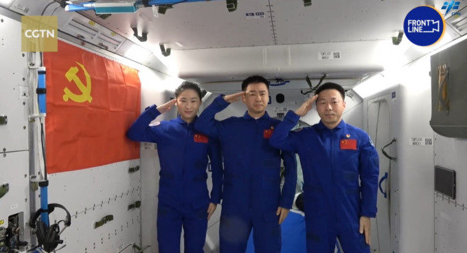 三名太空人在太空站看二十大开幕式。