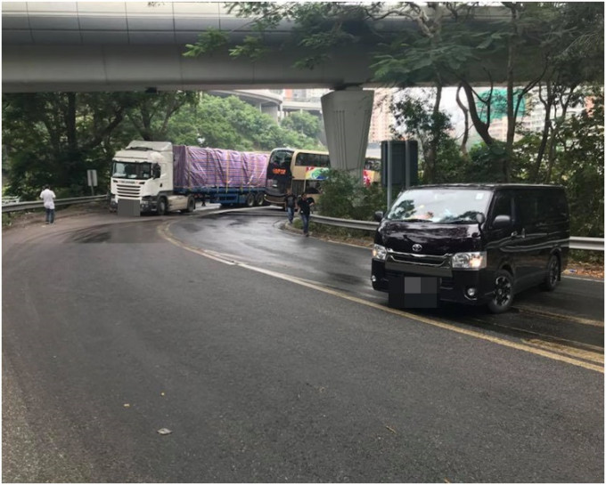 有客貨車被油污跣低。網民Wing Yiu Tsang‎圖片