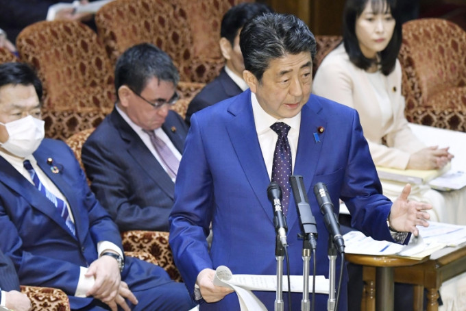 首相安倍晉三公布日本周四起要求所有從美國入境人士隔離14日。AP