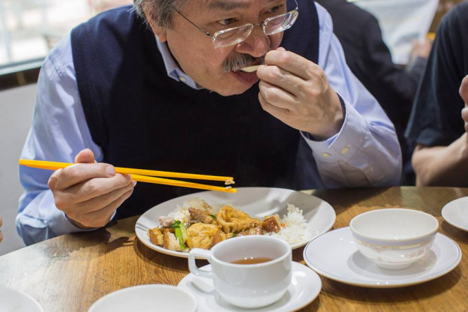 曾俊華到「冬菇亭」吃了豆腐火腩飯，享受「男人的浪漫」。曾俊華fb