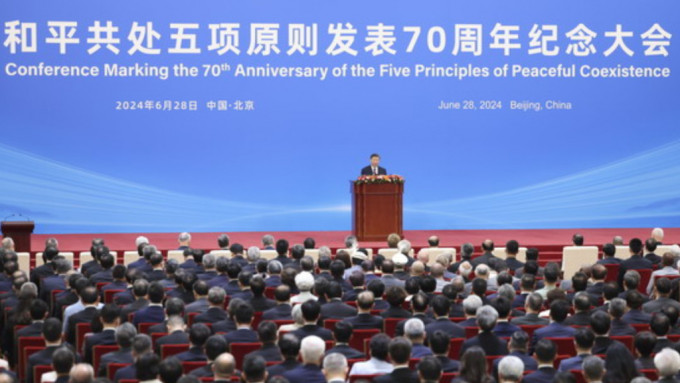 習近平在和平共處五項原則發表70周年紀念大會上發表講話。外交部
