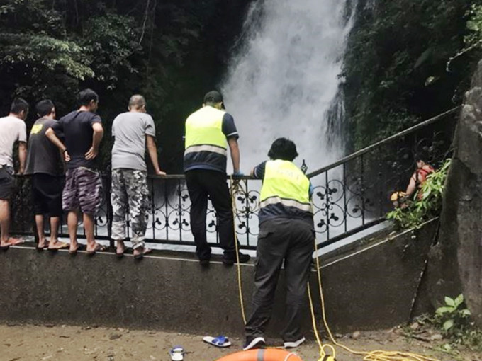 民众见有一名男子被卷入瀑布后，立刻报警求助。网上图片