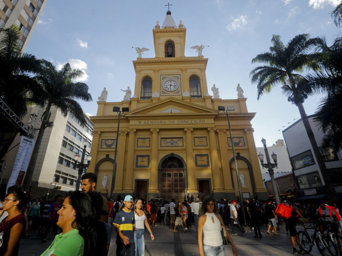 巴西南部一間教堂發生槍擊案，至少四人死亡，多人受傷，槍手隨機殺人後自盡。AP