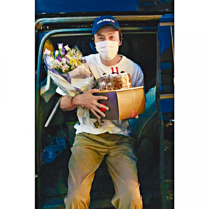 光洙在拍摄最后一集《RM》后，获团队送上花束与蛋糕。