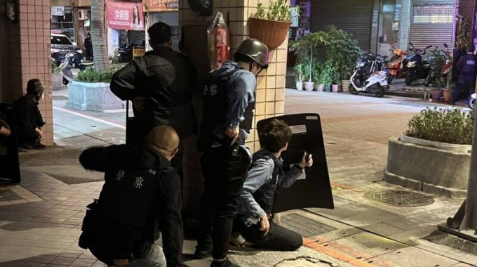 台北特警和凶徒对峙。