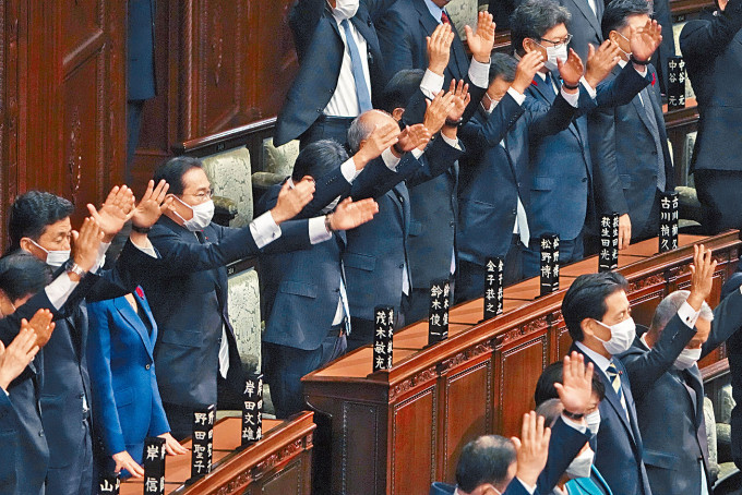 ■日本首相岸田文雄（左三）上周四宣布解散国会众议院。