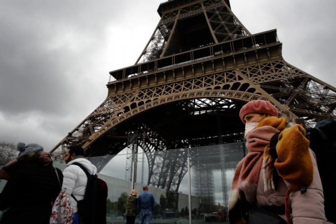 巴黎铁塔关闭。AP图片
