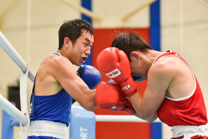 曹星如(左)周五突現身北河街體育館出戰港隊奧運選拔賽。