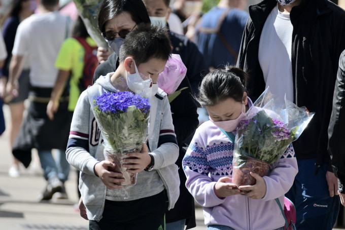 政府指如果疫苗接種計劃取得預期效果，應有助奠下穩固基礎，讓零售業恢復以至經濟在今年較後時間有較全面的復蘇。資料圖片