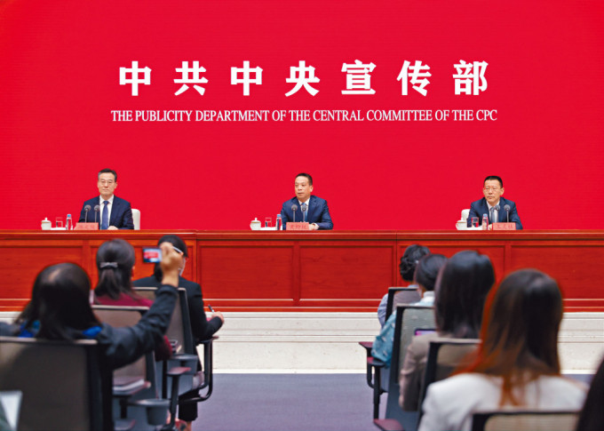中宣部昨天舉行「中國這十年」發布會，港澳辦副主任黃柳權（中）、王靈桂（右）介紹「一國兩制」實踐成就。