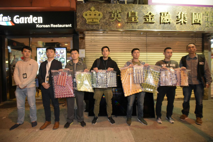 警方九龍城破網上百家樂賭檔 拘捕10人。黃文威攝