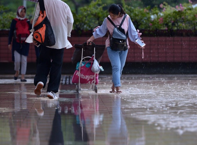 一道低压槽正为广东沿岸地区带来骤雨及雷暴。