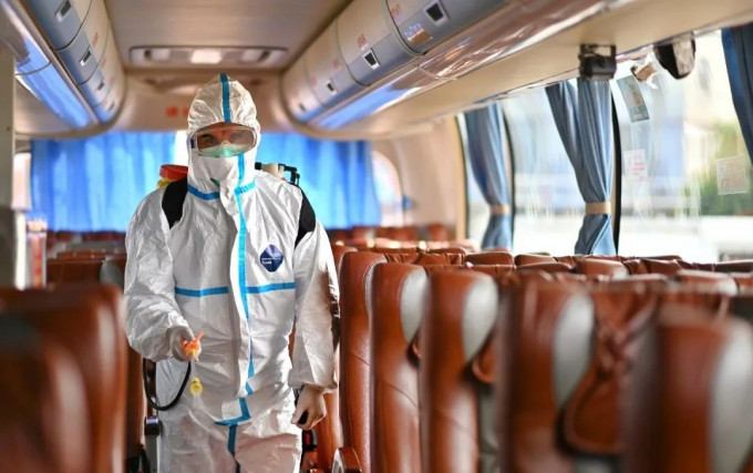 广州加强公共交通工具消毒。网上图片
