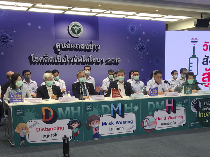 泰国卫生部举行记者会宣布暂停使用阿斯利康新冠疫苗，首相巴育今早接种的计画亦取消。AP图片
