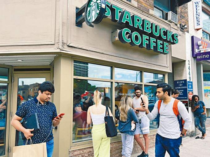 多伦多市民周五到咖啡店，免费使用贝尔公司网络的wifi服务。
