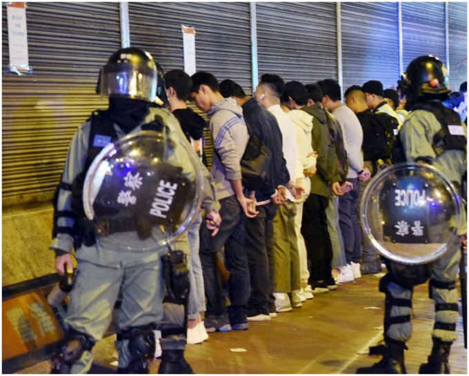 警方在惠丰中心外截查十多人。