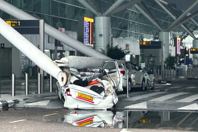 新德里机场屋顶连同支柱大面积倒塌，压毁多辆汽车。美联社