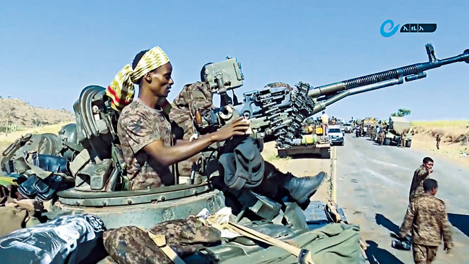 埃塞俄比亚的装甲运兵车在街上开行。