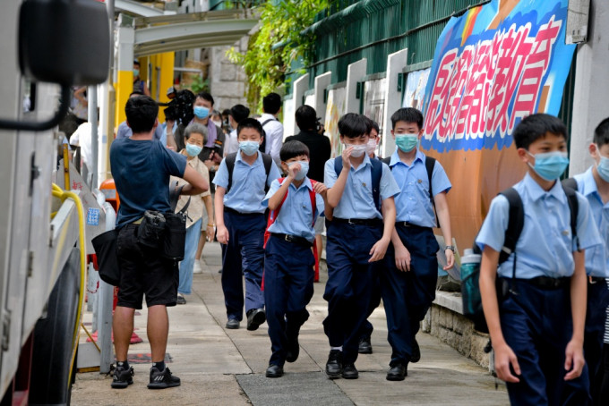 新冠疫情下，学生复课了了无期。资料图片