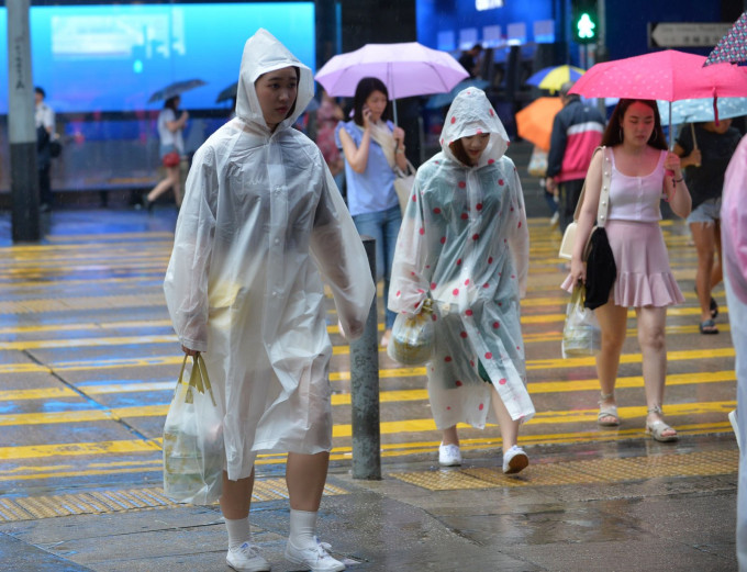 與熱帶低氣壓相關的雨帶會繼續間中為本港帶來大驟雨及狂風。