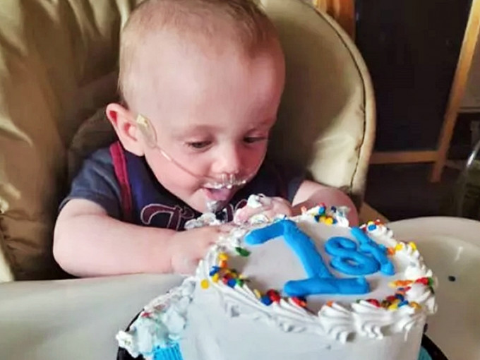 美国明尼苏达州一名提早5个月出生的男婴，日前度过了他的一岁生日。网图